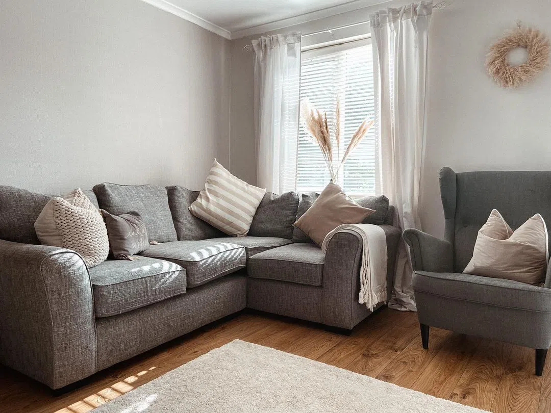 Бежевый интерьер гостиной с сухоцветами Egyptian Cotton