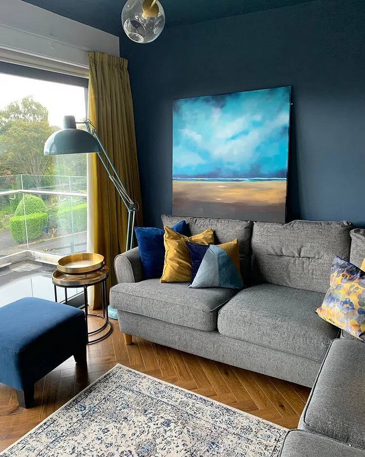 Стильный интерьер с синими стенами Farrow and Ball Stiffkey Blue