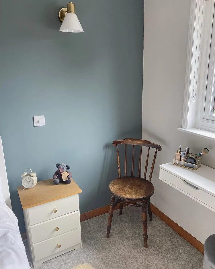 Темно-серая акцентная стена в интерьере