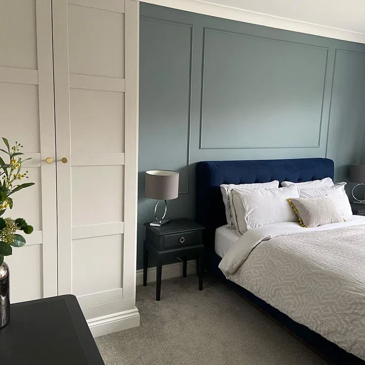 Интерьер спальни с темно-серыми стенами De nimes