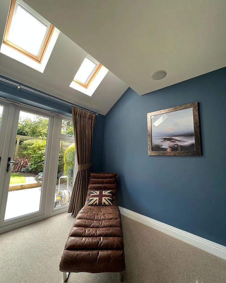 Интерьер с темными синими стенами Tikkurila S431 Дельфт