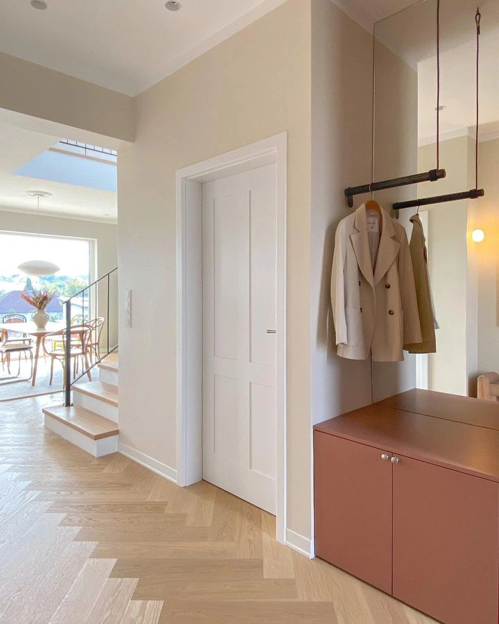 Farrow and Ball 2008 Dimity в бежевом коридоре