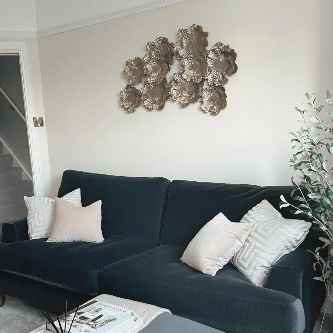 Farrow and Ball 2008 Dimity в в гостиной с изумрудным диваном