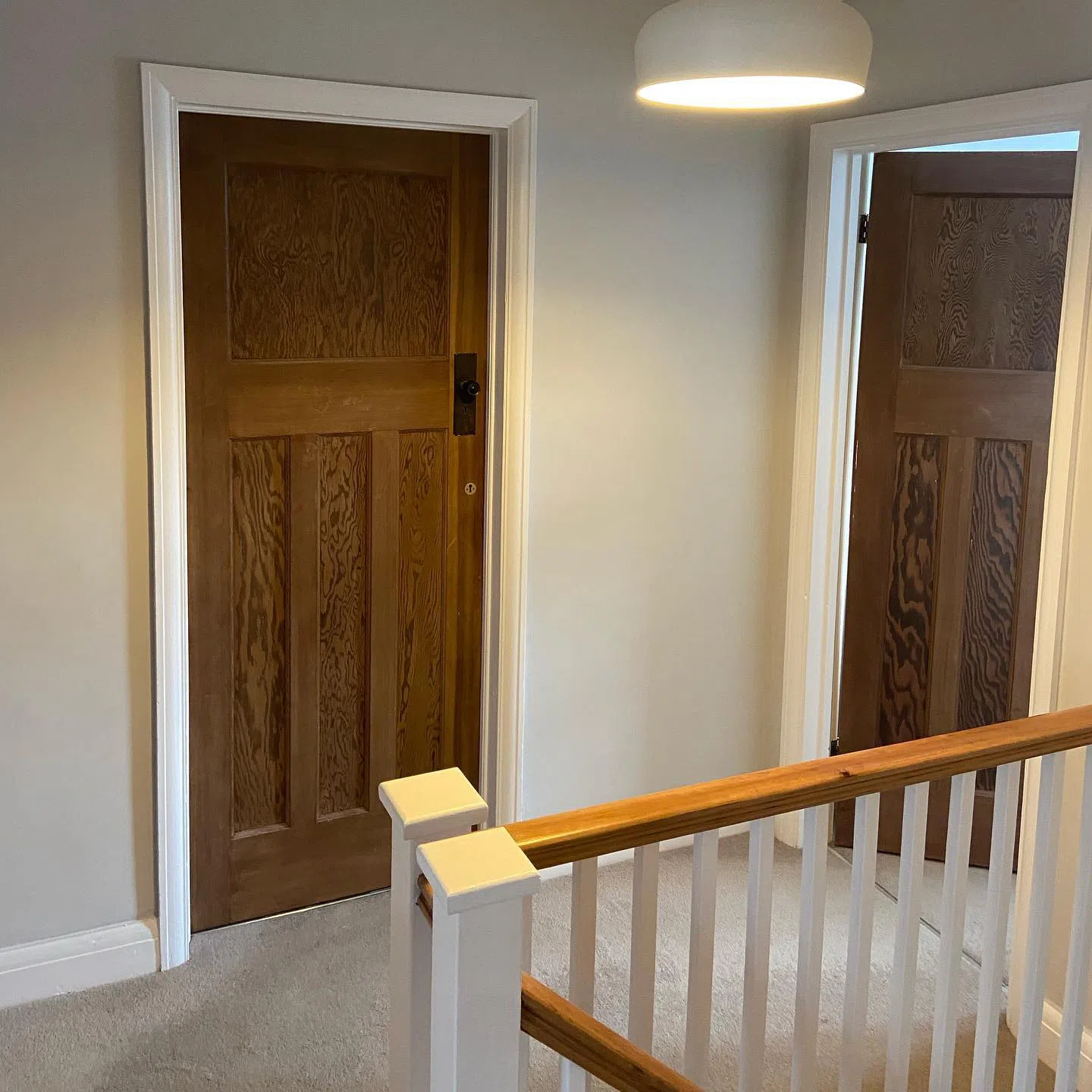 Светлый серый оттенок стен в интерьере Farrow and Ball Dimpse