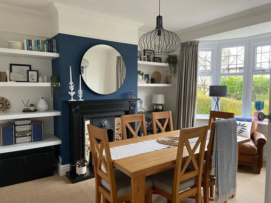 Ремонт гостиной с темным синим цветом стен Stiffkey Blue