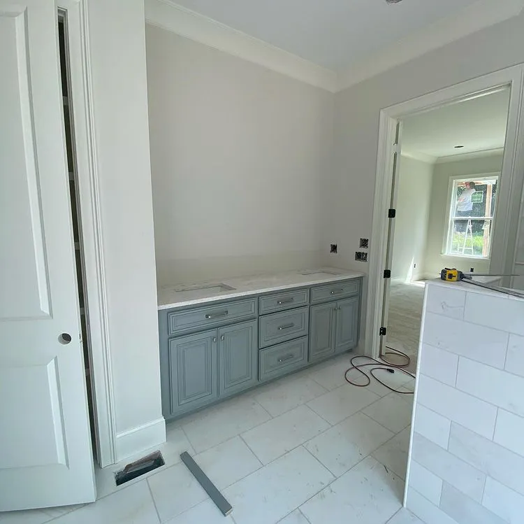 Sherwin Williams SW 9166 Drift of Mist в интерьере фото