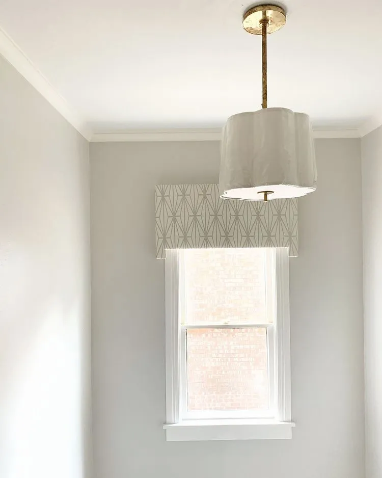 Sherwin Williams SW 9166 Drift of Mist в интерьере фото