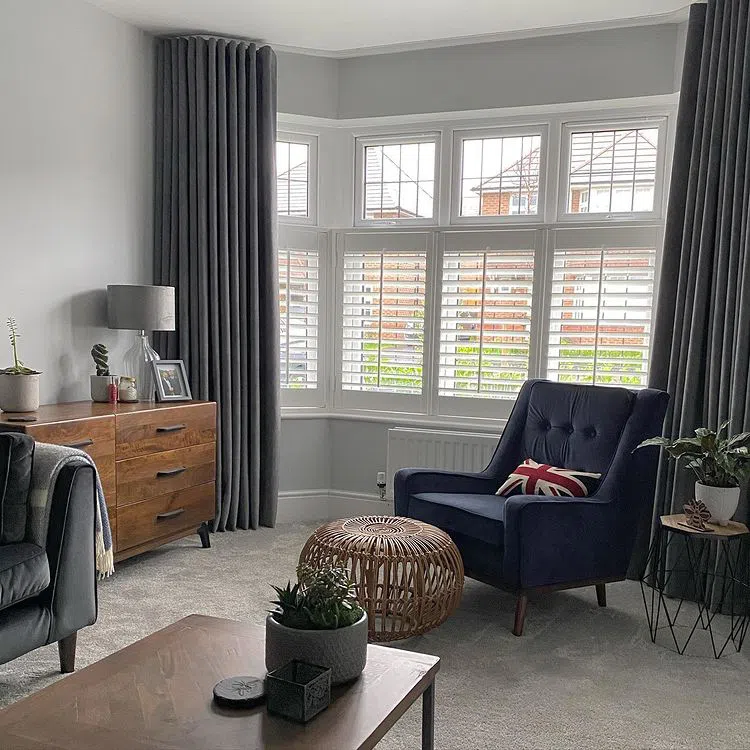 Гостиная в классическом стиле со стенами Beachcomb Grey Dulux