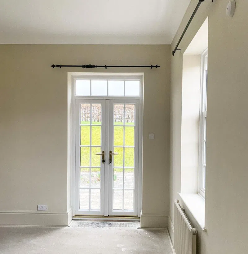 Светлая комната с бежевыми стенами Dulux Bleached Lichen 3