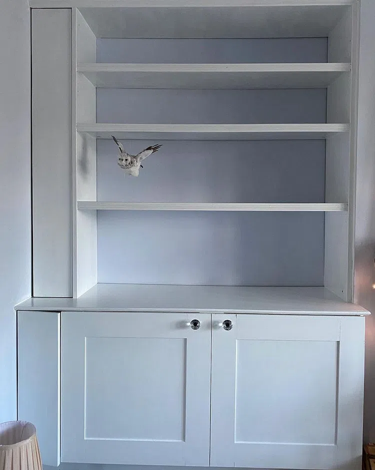 Шкаф окрашенный светлой голубой краской Blueberry White