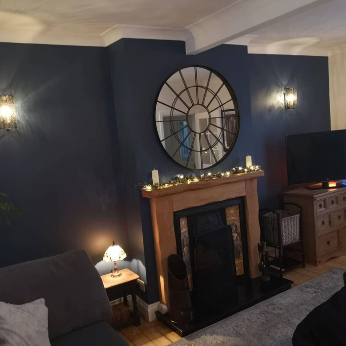 Темно-синий Dulux Breton Blue 30BB 10/112 в гостиной