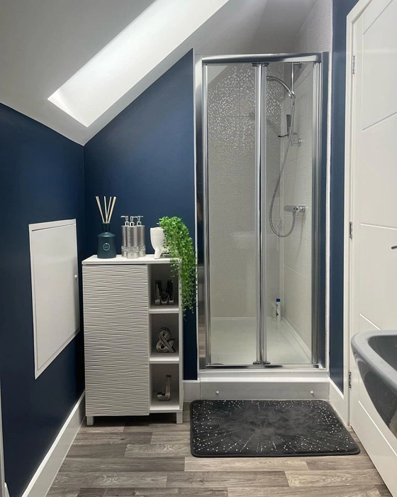 Синий Dulux Breton Blue 30BB 10/112 в санузле