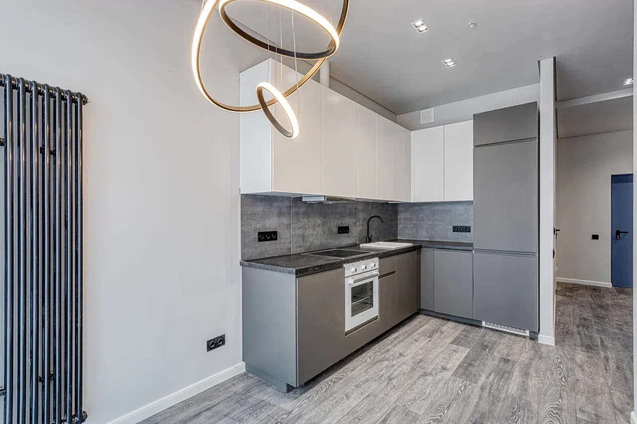 Светло-серая стильная кухня с цветом стен Dulux 50GY 72/012