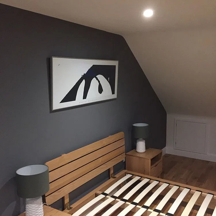 Спальная с темно-серой стеной Dulux Lead Grey