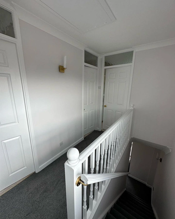 Светлый серый Dulux Mallow White 10RR 83/009 в коридоре