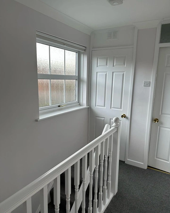 Светлый серый цвет Dulux Mallow White в коридоре