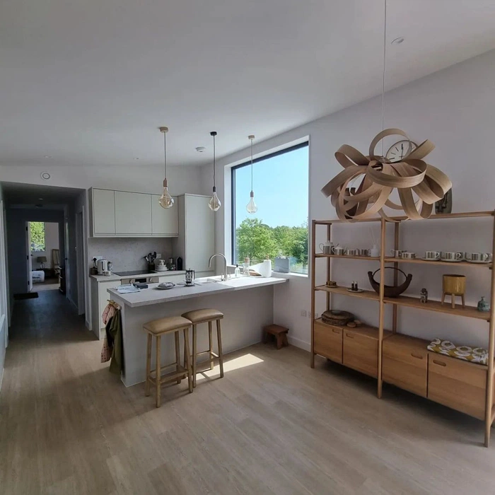 Светлый серый цвет Dulux Mallow White на кухне