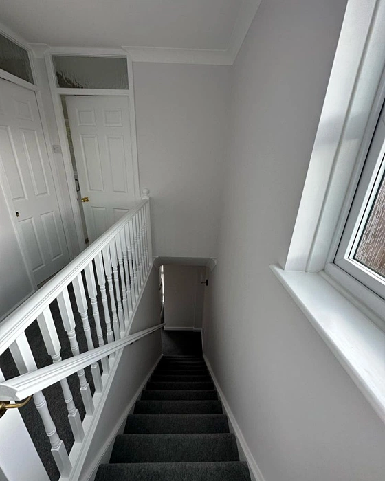 Светлый серый цвет Dulux Mallow White 10RR 83/009 в коридоре