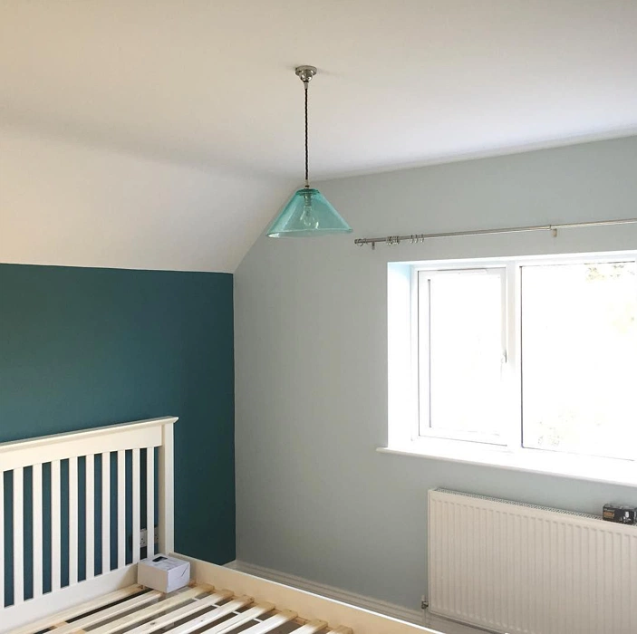 Голубой оттенок Dulux Peppermint Candy 10BG 72/057 в спальне