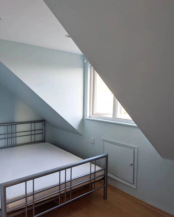 Dulux Peppermint Candy в мансардной спальне