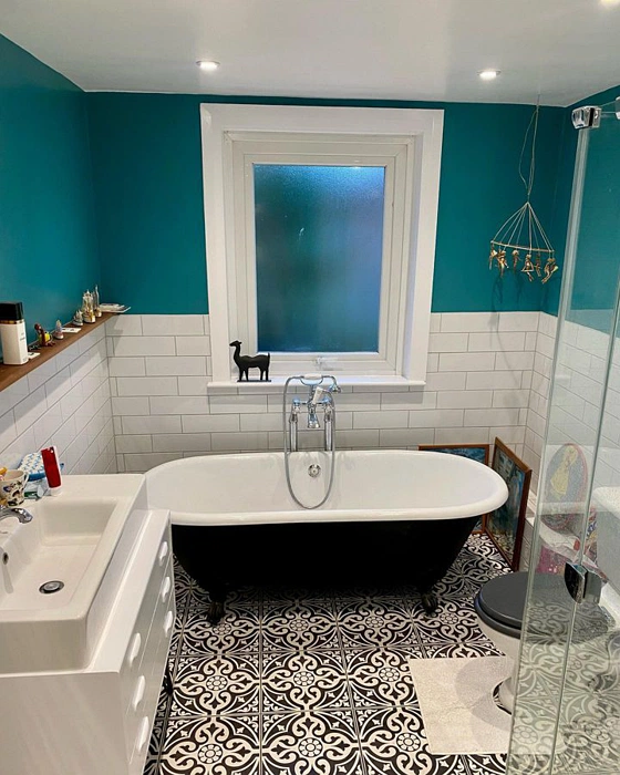 Dulux Proud Peacock 90GG 21/219 в ванной с плиткой-кабанчиком