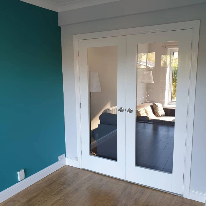 Dulux Proud Peacock акцентная стена морского оттенка