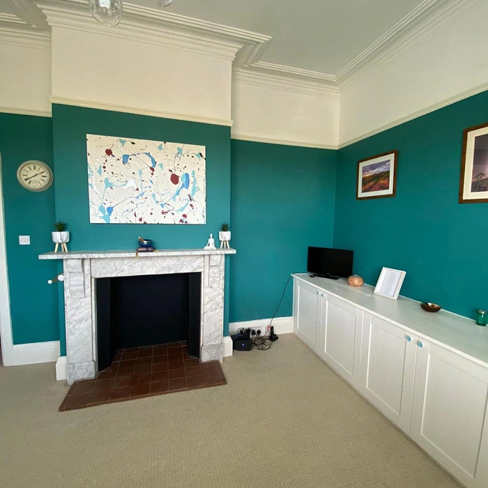 Dulux Proud Peacock 90GG 21/219 в гостиной