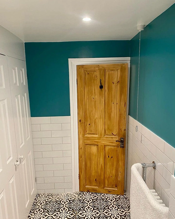 Dulux Proud Peacock 90GG 21/219 в ванной с белой плиткой-кабанчиком