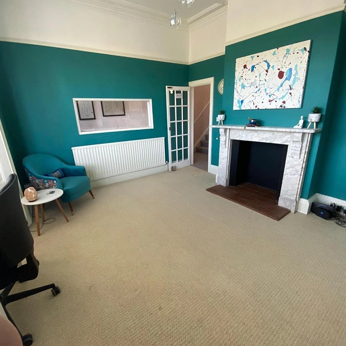 Dulux 90GG 21/219 морской зеленый цвет стен в гостиной