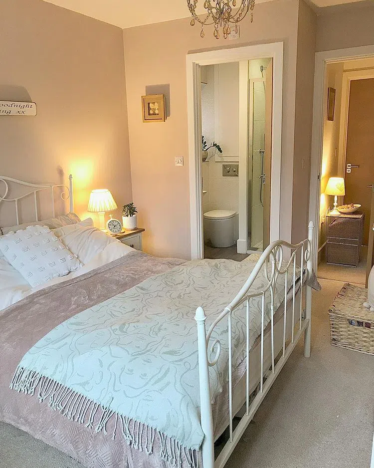 Спальная с нежно-розовыми стенами Dulux Cappuccino Candy 4