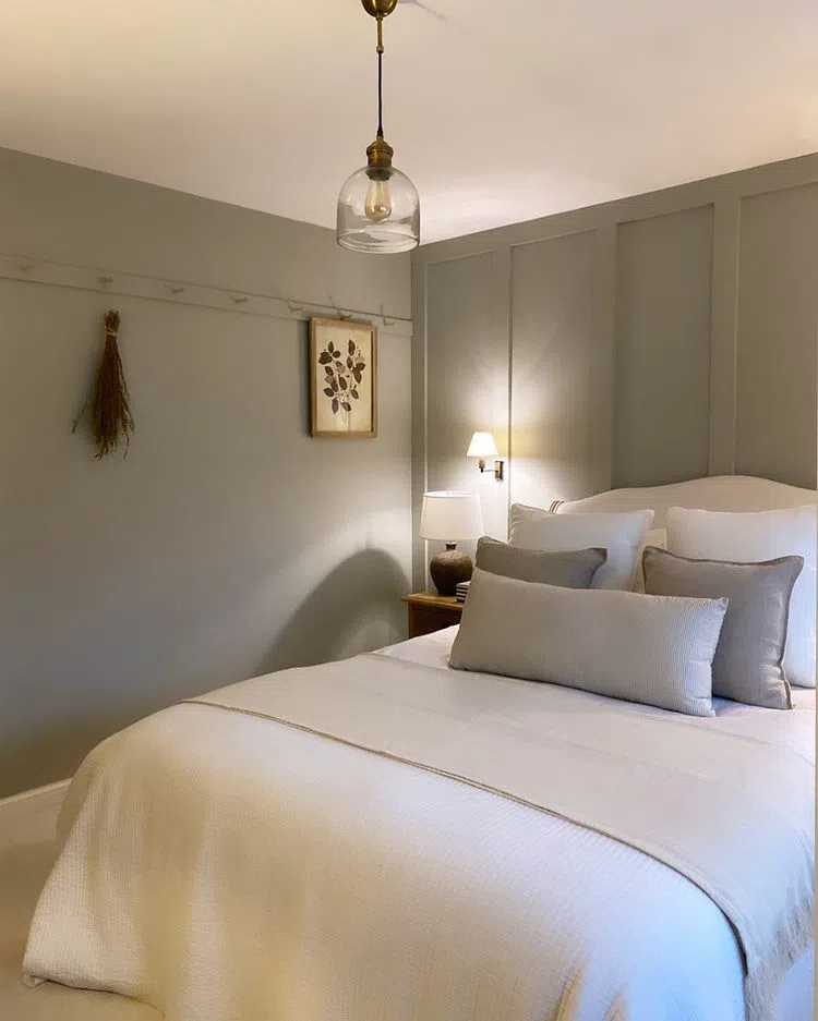 Dulux 70YY 46/053 в интерьере спальни с декоративными панелями