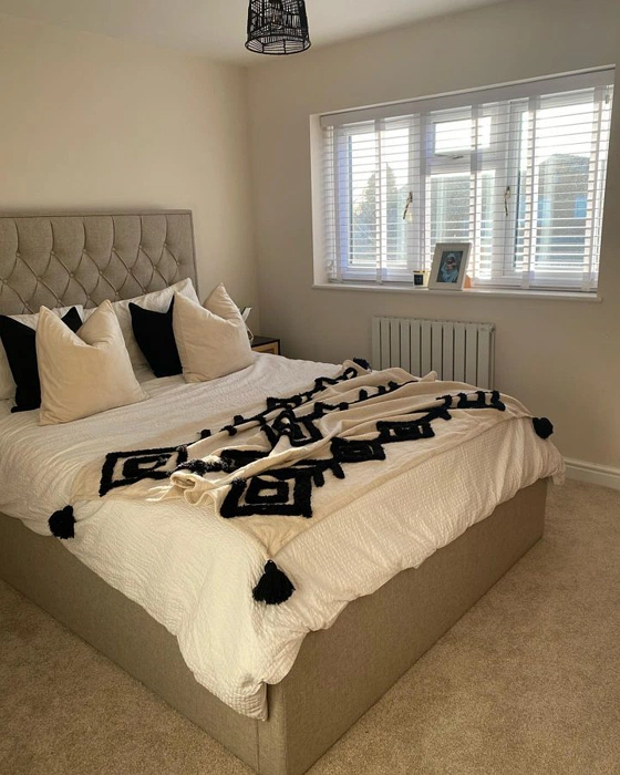 Светло-бежевая спальня Dulux Summer Linen