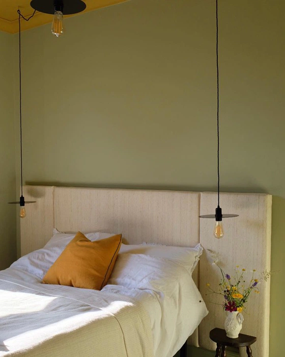 Dulux Thyme 70YY 46/160 в спальне