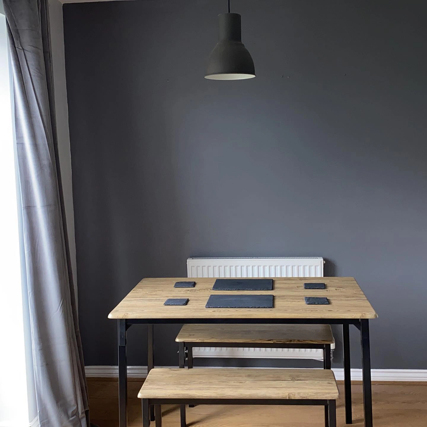 Темно-серые стены Dulux 00NN 25/000 Urban Obsession