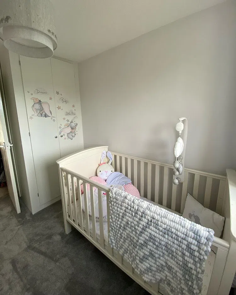 Детская с светлыми серыми стенами Dulux Night Jewels 6