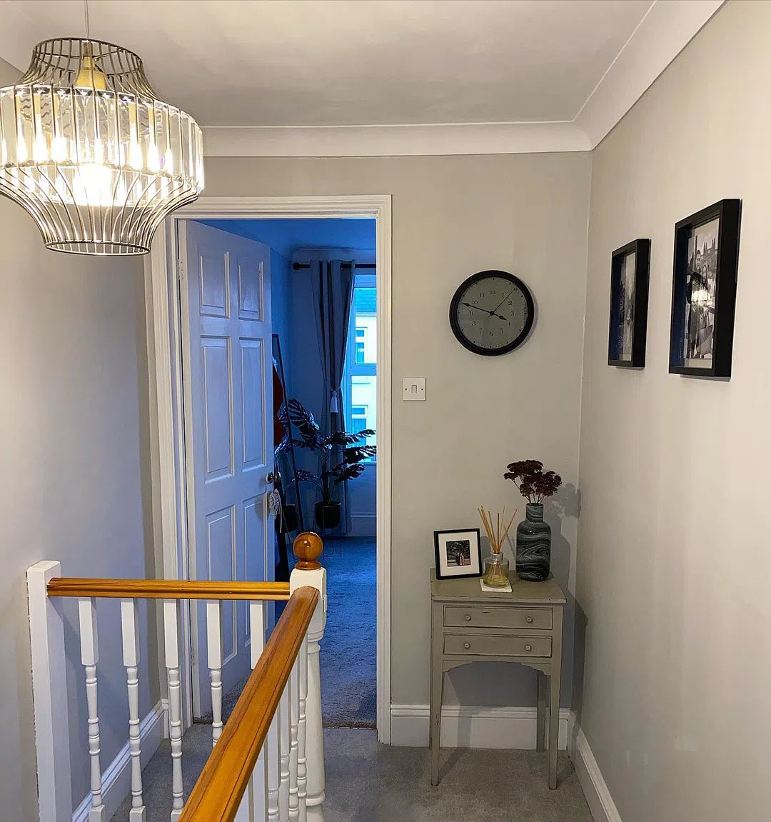 Серый цвет стен при искусственном свете