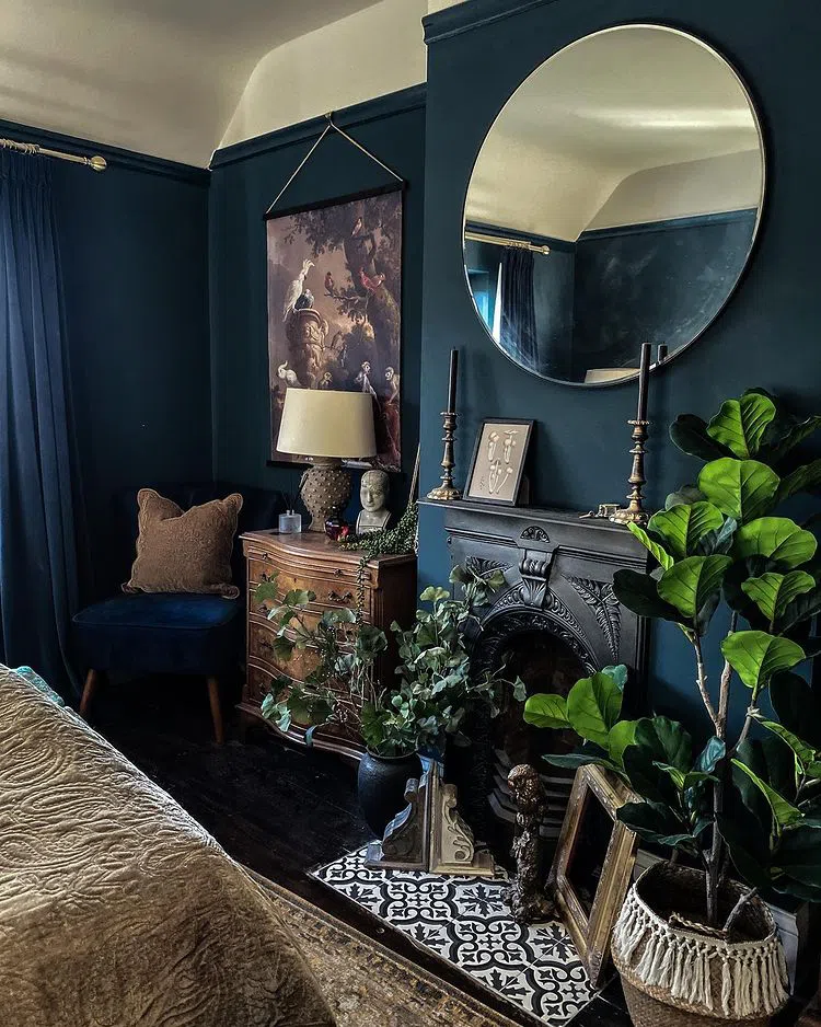 Интерьер в эдвардианском стиле с синими стенами Hague Blue