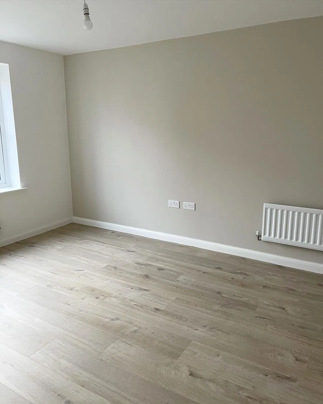 Ремонт с бежевой стеной Dulux Egyptian Cotton