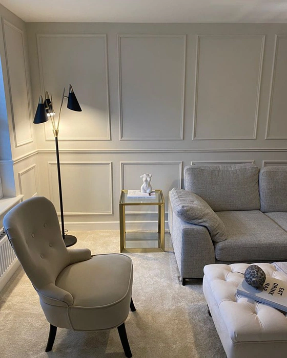 Dulux Egyptian Cotton в гостиной с молдингами