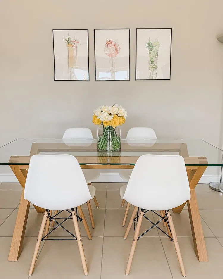 Столовая с светлыми бежевыми стенами Egyptian Cotton