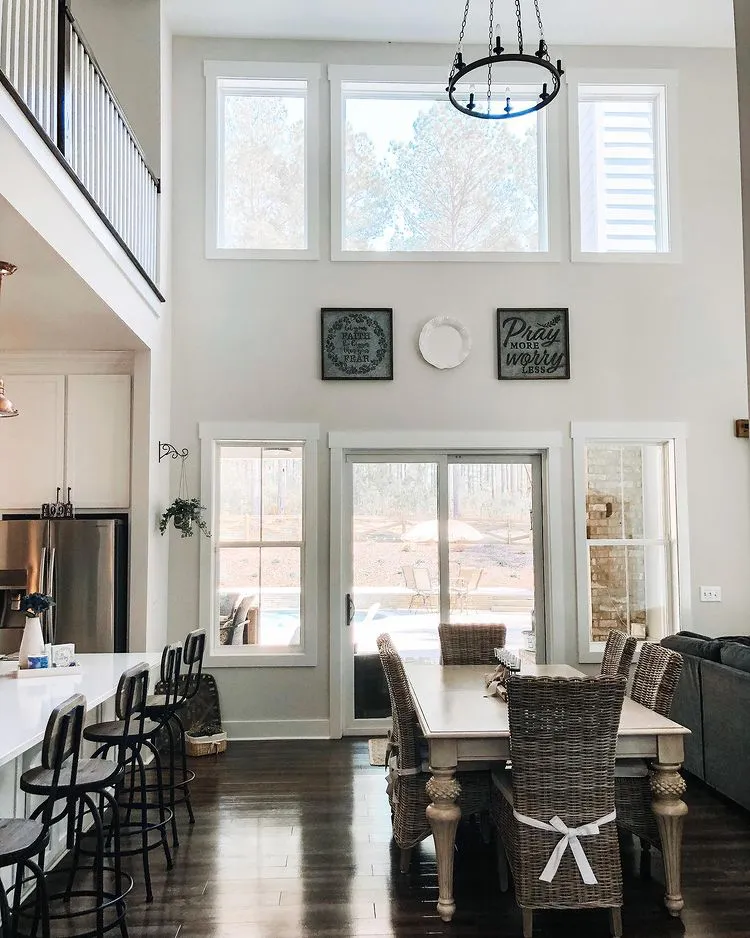 Sherwin Williams SW 7014 Eider White в интерьере фото