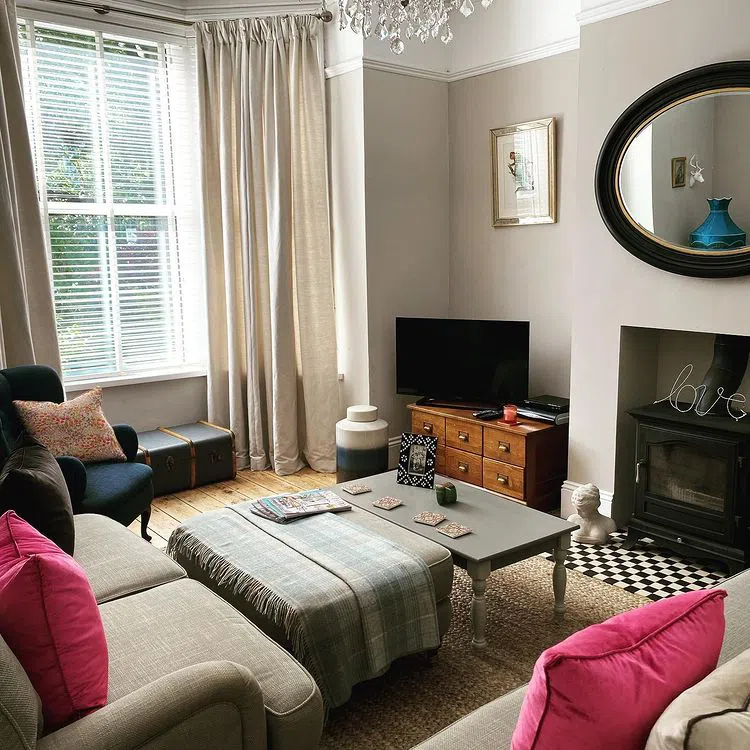 Классический интерьер с высокими потолками и цветом Elephants Breath