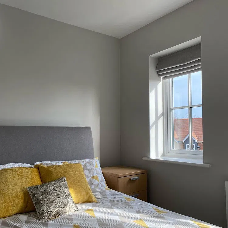 Светлая серая спальная Аммонит Farrow and Ball