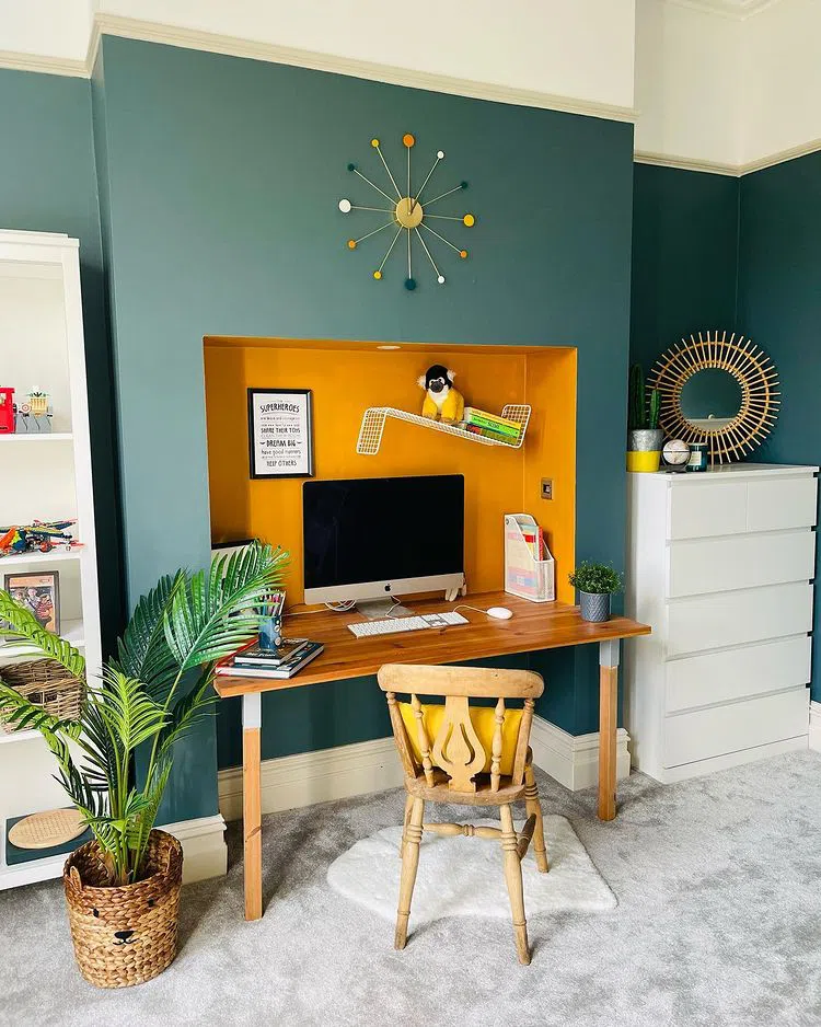 Темно-синяя и желтая краска в интерьер Farrow and Ball Inchyra Blue