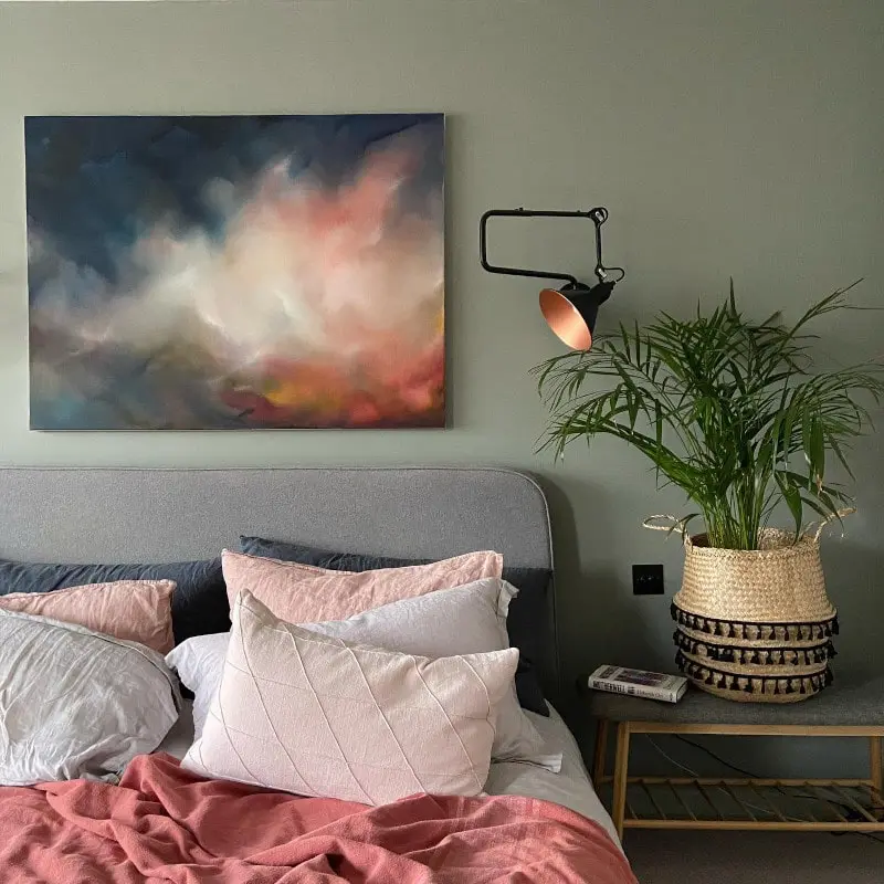 Бледно-зеленая спальная с черными и латунными светильнкиами Pigeon