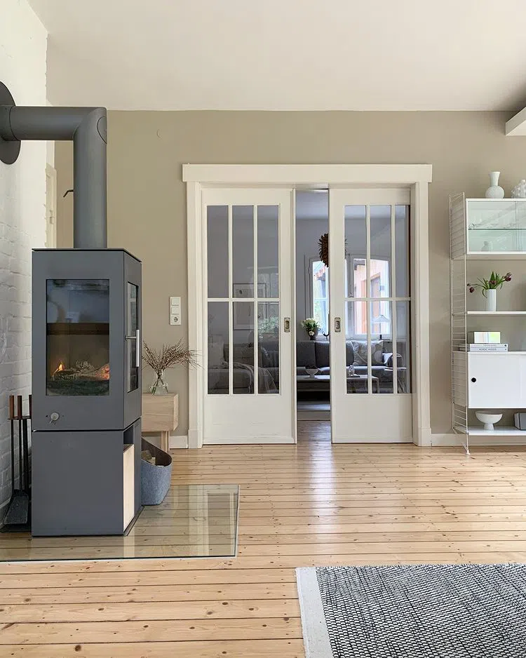 Распашные двери с бежевыми стенами Farrow and Ball Stony Ground