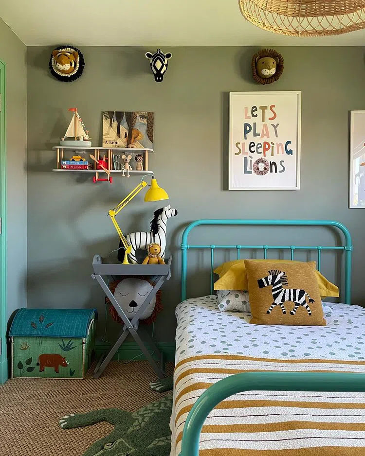 Яркая детская комната с серыми стенами Pigeon