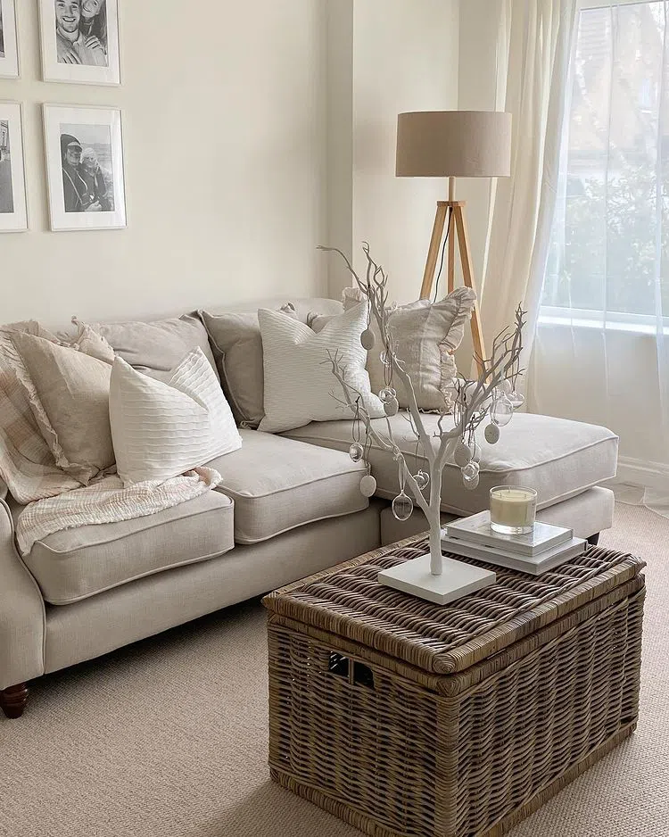 Дизайн светлой гостиной с цветом Farrow and Ball Wimborne White