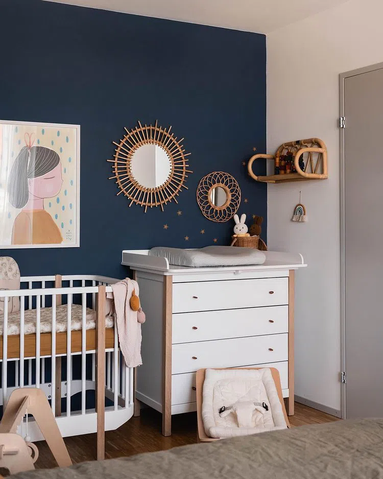Темно-синяя акцентная стена в интерьере Stiffkey Blue Farrow and Ball