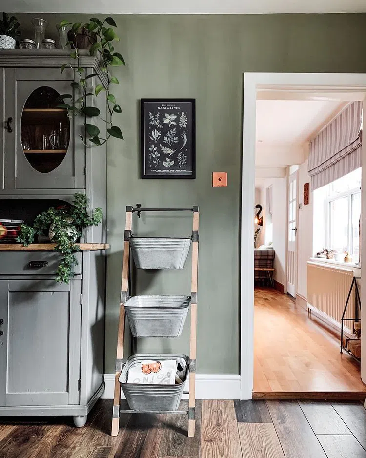 Стильный интерьер в прованском стиле с оливковыми стенами